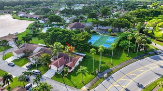 29 Fawlkland Cir in Boynton Beach, FL - Building Photo