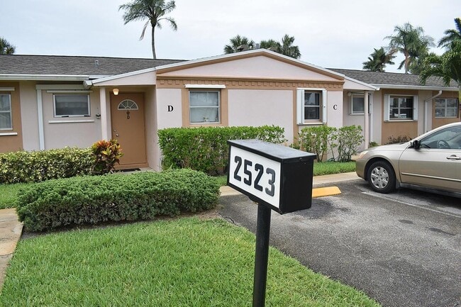 2523 Dudley Dr W in West Palm Beach, FL - Building Photo - Building Photo