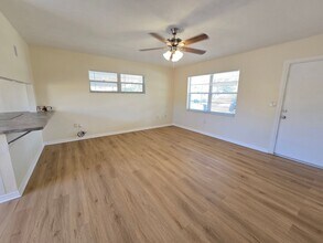 6040 Colonial Dr in Sarasota, FL - Building Photo - Building Photo