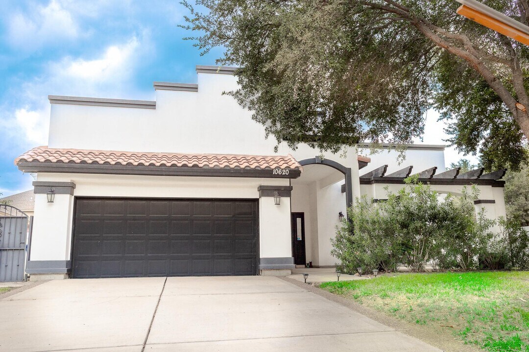 10620 Porfirio Dr in Laredo, TX - Building Photo