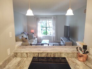 225 S Tropical Trl in Merritt Island, FL - Foto de edificio - Building Photo