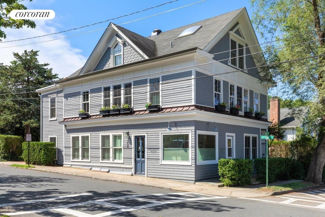 200 Division St in Sag Harbor, NY - Building Photo