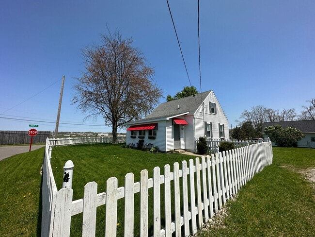 1039 Brentwood Rd in Jackson, MI - Building Photo - Building Photo