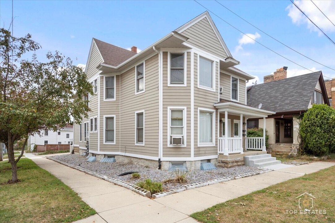 19 S 4th Ave in St. Charles, IL - Building Photo