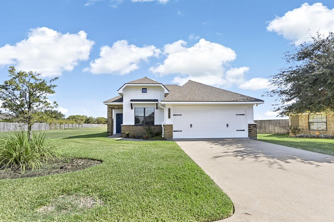 3804 Wild Horse Creek Ct in College Station, TX - Building Photo