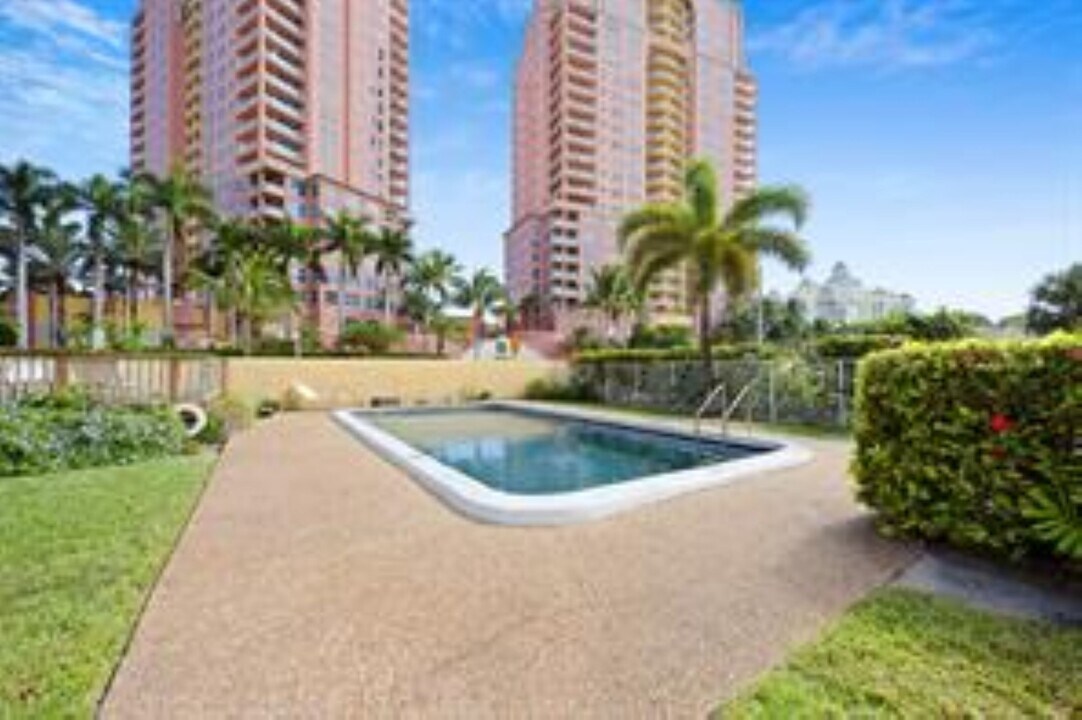 2131 N Ocean Blvd, Unit 17 in Fort Lauderdale, FL - Building Photo