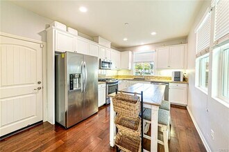 24341 Verdugo Cir in Santa Clarita, CA - Foto de edificio - Building Photo