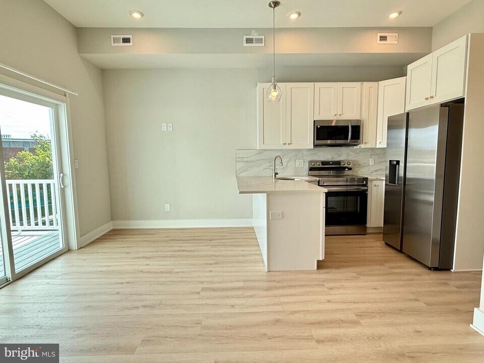 2421 Frankford Ave in Philadelphia, PA - Building Photo