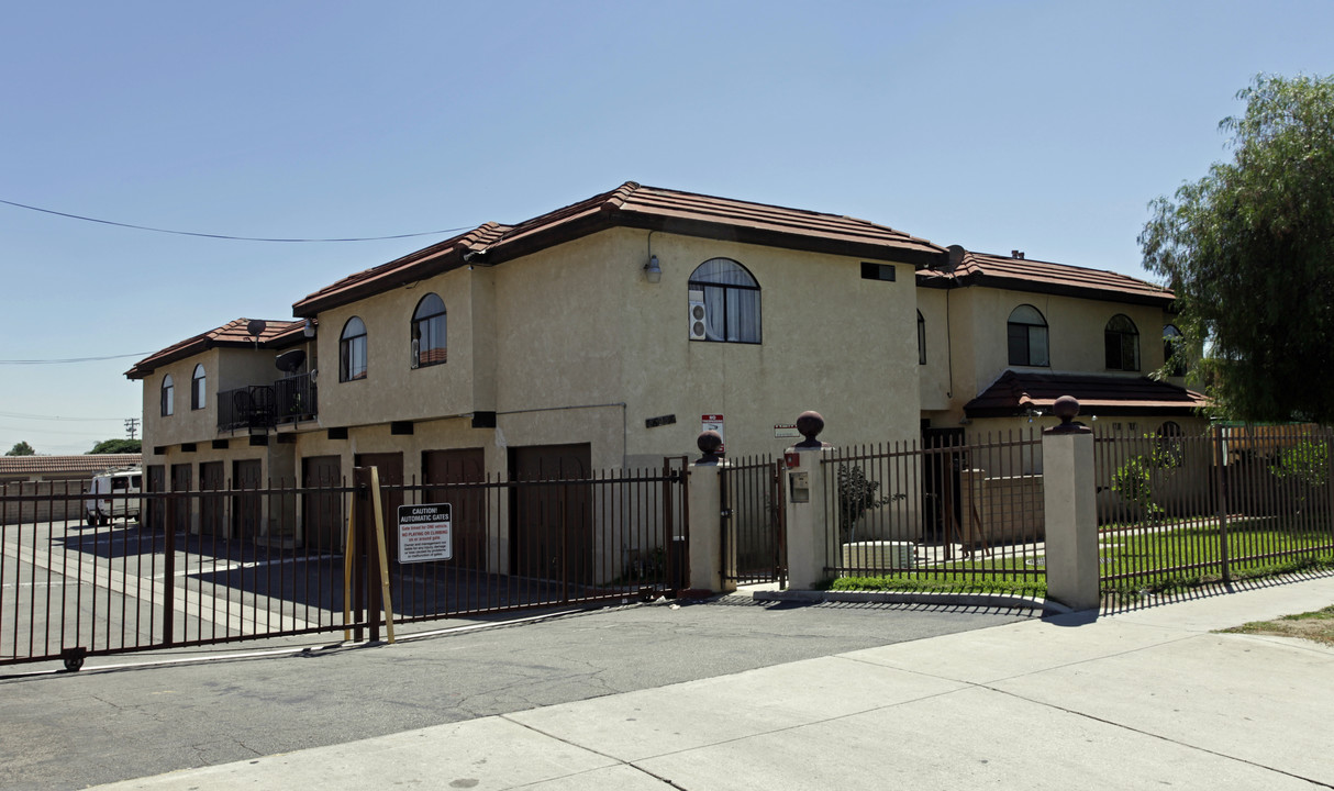 Chateaux Merrill in Fontana, CA - Foto de edificio