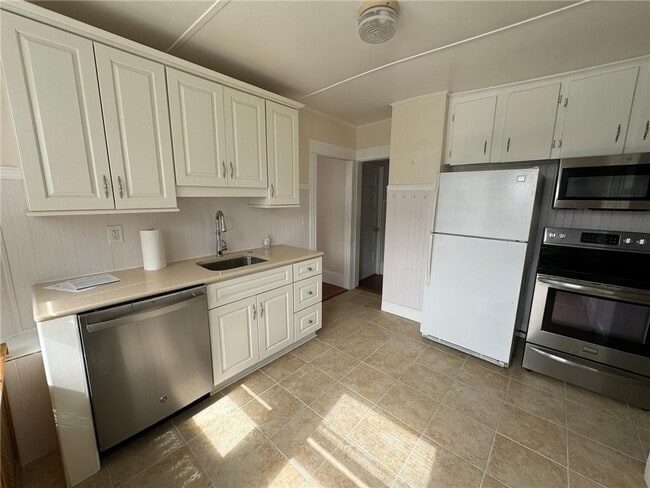 15 Freeborn St in Newport, RI - Building Photo - Building Photo