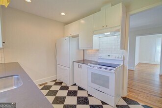 654 Schuyler Ave SE in Atlanta, GA - Foto de edificio - Building Photo