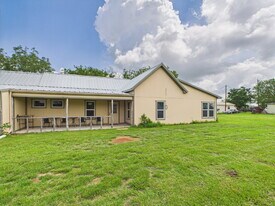 340 Loring St in Stonewall, TX - Building Photo