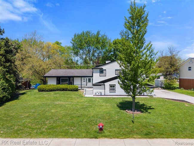 30728 W 14 Mile Rd in West Bloomfield, MI - Building Photo - Building Photo
