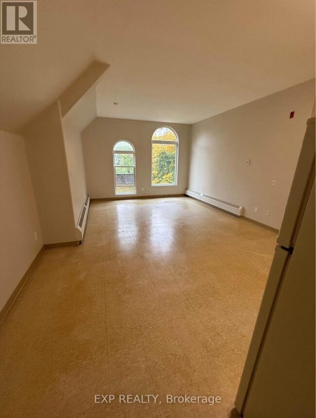 25-225 Winniett St