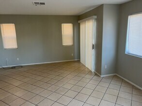 5207 Souvenir Ln in Las Vegas, NV - Building Photo - Building Photo