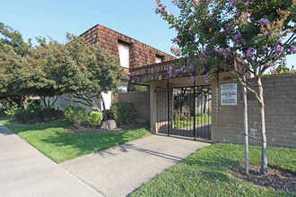 Avenue West Apartments in Lodi, CA - Building Photo - Building Photo