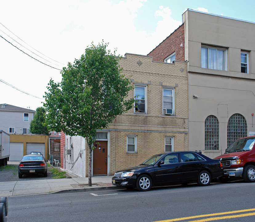 221 Anderson Ave in Fairview, NJ - Building Photo