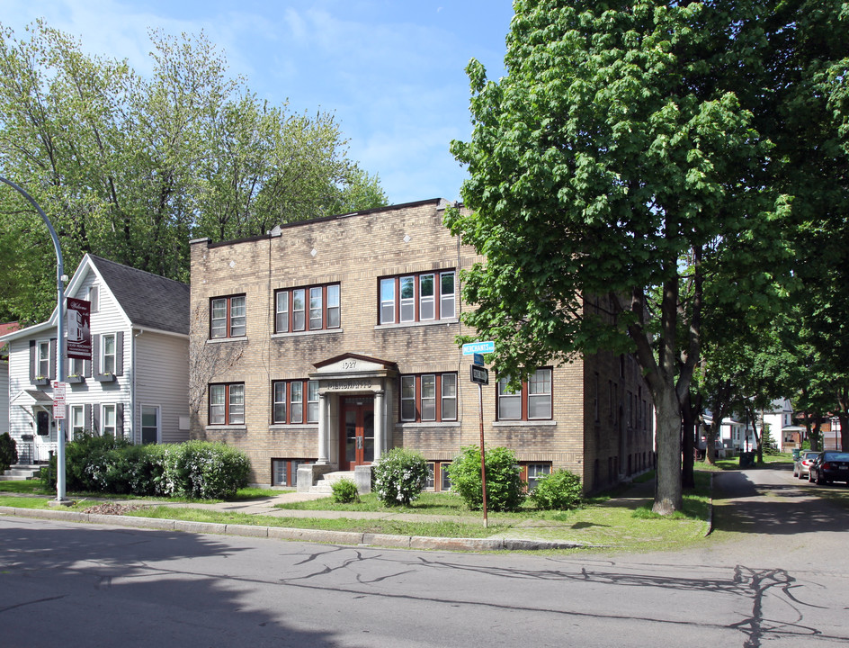 835 Merchants Rd in Rochester, NY - Foto de edificio