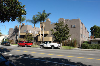 5010 Cahuenga Blvd in Toluca Lake, CA - Building Photo - Building Photo