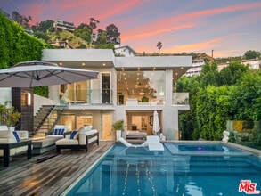 1717 Sunset Plaza Dr in Los Angeles, CA - Building Photo - Building Photo