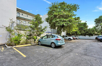 1776 Michigan Ave, Unit 200 in Miami Beach, FL - Building Photo - Building Photo