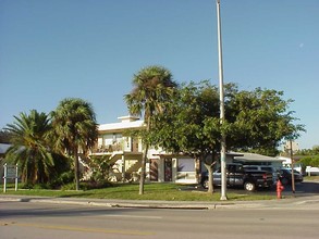 Hampton Place in Fort Lauderdale, FL - Building Photo - Building Photo