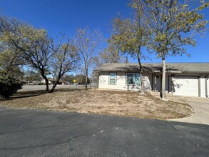 1029 N Water St in Burnet, TX - Foto de edificio - Building Photo