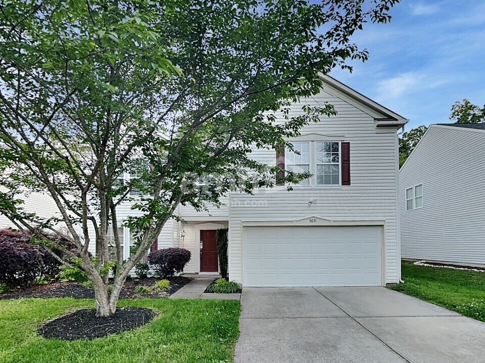5631 Hammermill Dr in Harrisburg, NC - Building Photo