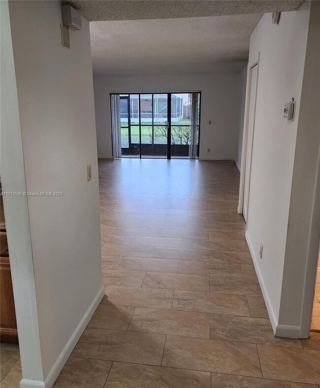 342 Lakeview Dr in Weston, FL - Building Photo - Building Photo