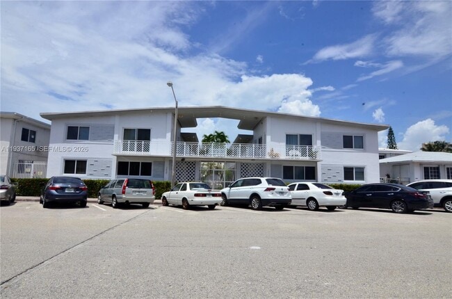 7430 Byron Ave in Miami Beach, FL - Building Photo - Building Photo