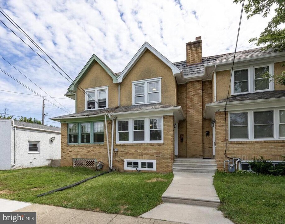337 Stuart Ave in Downingtown, PA - Foto de edificio