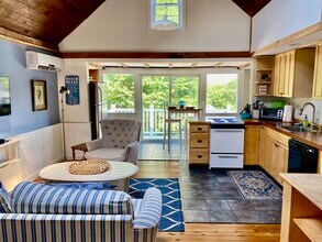 1072 Washington St, Unit The Loft in Gloucester, MA - Building Photo - Building Photo