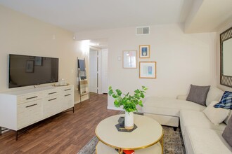 Destinations Spring Valley 55+ Active Adult Apartment Homes in Las Vegas, NV - Foto de edificio - Building Photo