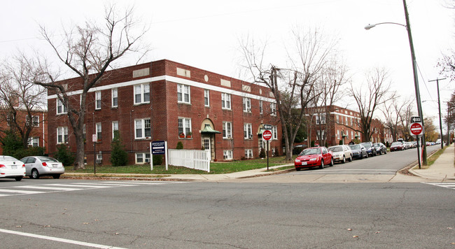 Brenton Court Apartments in Alexandria, VA - Building Photo - Building Photo