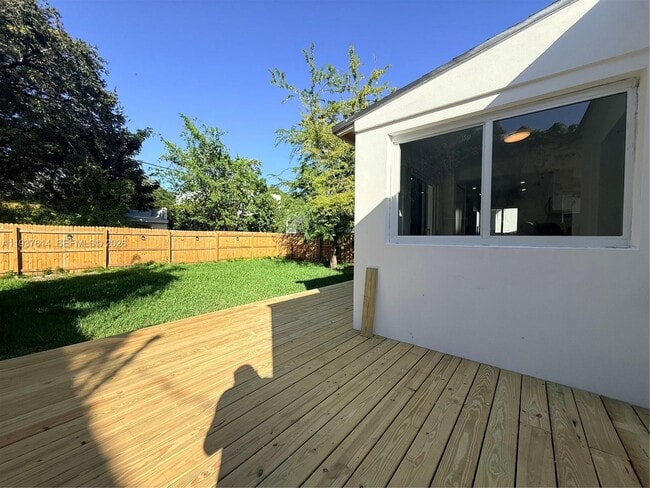 561 NW 41st St in Miami, FL - Building Photo - Building Photo