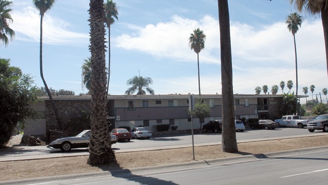 Deluxe Madison in Riverside, CA - Foto de edificio - Building Photo