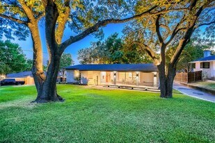 221 Lakeridge Dr in Dallas, TX - Building Photo