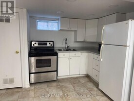 47 Anndale Dr in Toronto, ON - Building Photo