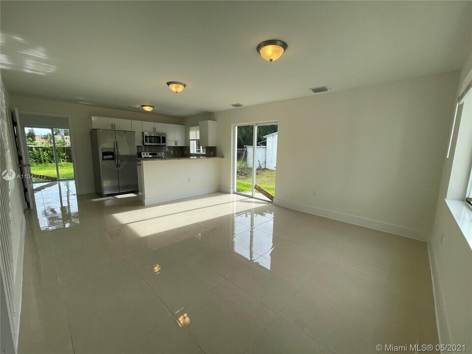385 NW 82nd Ter in Miami, FL - Building Photo