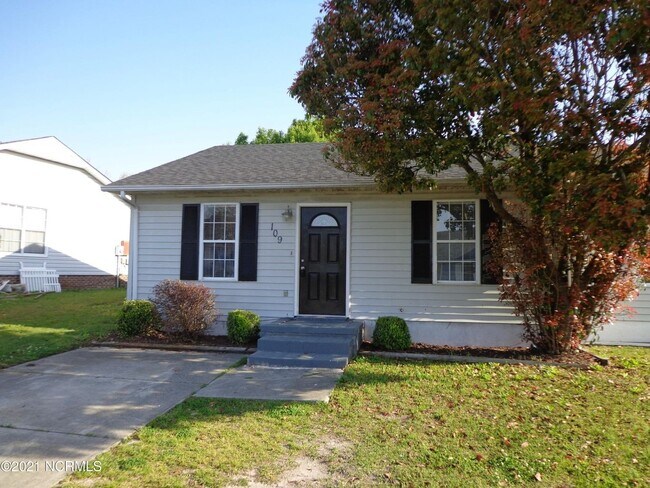 109 Creekview Dr in Jacksonville, NC - Building Photo - Building Photo