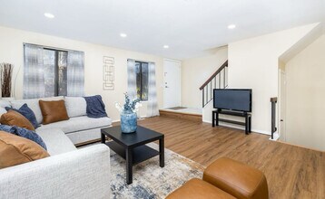 47 Conestoga Way in Glastonbury, CT - Building Photo - Building Photo