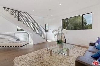 6077 Hargis St in Los Angeles, CA - Foto de edificio - Building Photo