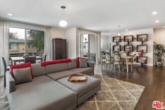 817 N Alfred St in Los Angeles, CA - Building Photo - Building Photo