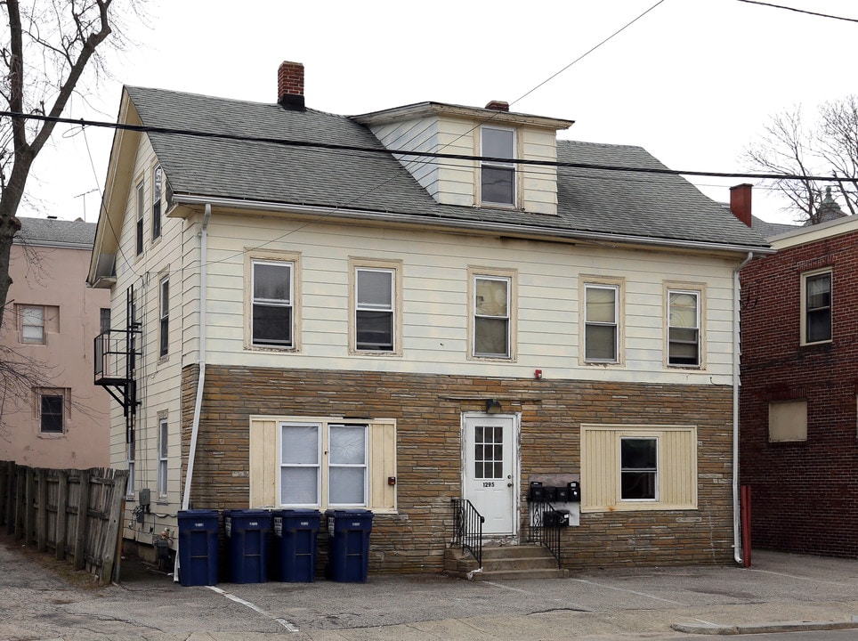 1295 Main St in West Warwick, RI - Building Photo