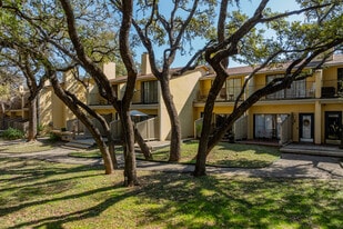 Secluded Oak Villas in San Antonio, TX - Building Photo