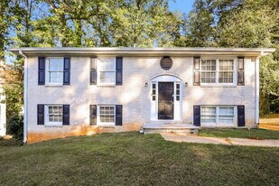 6868 Maddox Rd in Morrow, GA - Building Photo