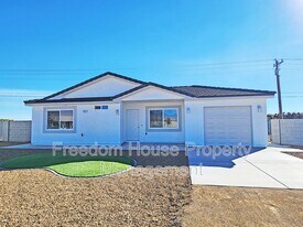 581 Valiant Ave in Pahrump, NV - Building Photo