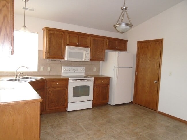 408 Brookmont Dr in Manhattan, KS - Building Photo - Building Photo
