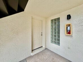 3323 Crystal Ct E in Palm Harbor, FL - Foto de edificio - Building Photo
