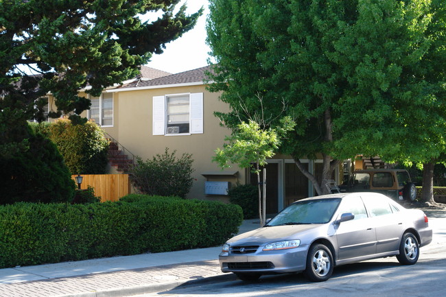 1426 Floribunda Ave in Burlingame, CA - Foto de edificio - Building Photo